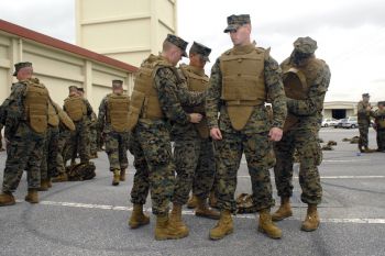 Infantes de marina estadounidenses con chalecos antibalas fabricados con kevlar